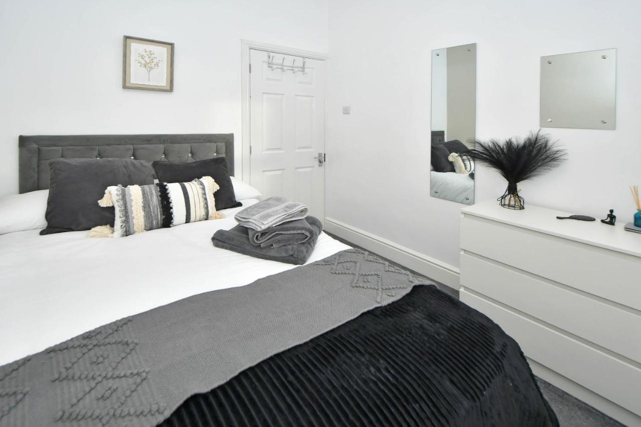 Find A Spacious And Stylish Escape In The City Centre At Sturgess House, Perfect For Longer Stays! Stoke-on-Trent Экстерьер фото