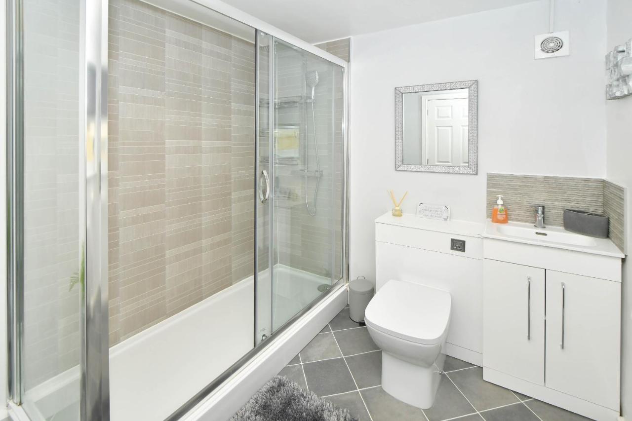Find A Spacious And Stylish Escape In The City Centre At Sturgess House, Perfect For Longer Stays! Stoke-on-Trent Экстерьер фото