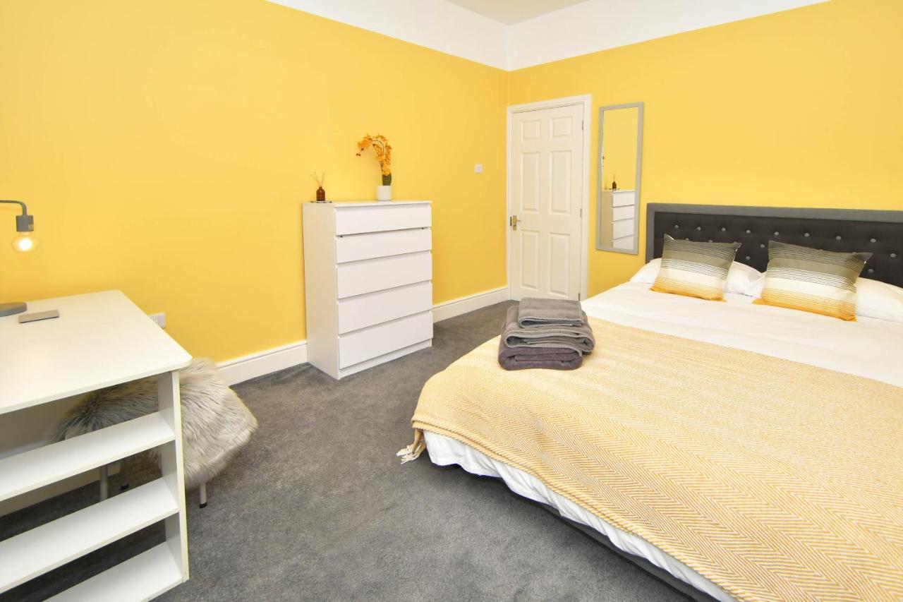 Find A Spacious And Stylish Escape In The City Centre At Sturgess House, Perfect For Longer Stays! Stoke-on-Trent Экстерьер фото